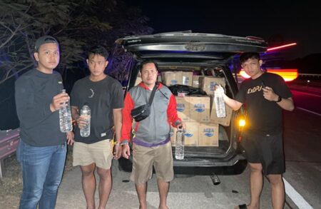 Polres Jombang Gagalkan Penyelundupan 556 Botol Arak di Jalur Tol foto beritajatim
