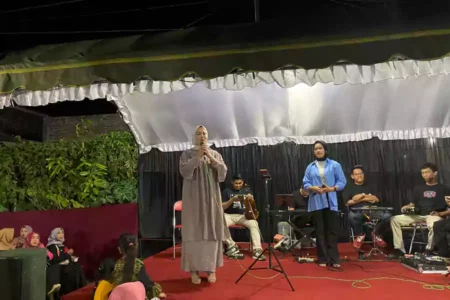 Hj Mistiani memberikan sambutan saat acara tasyakuran.