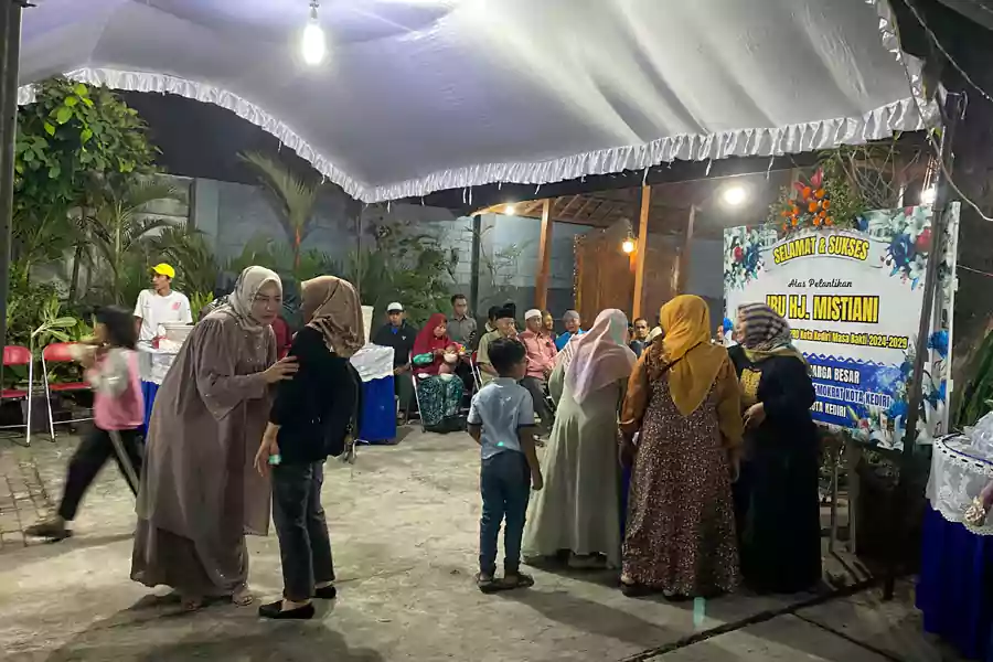 HJ Mistiani menyambut dengan hangat masyarakat yang hadir di acara tasyakuran.