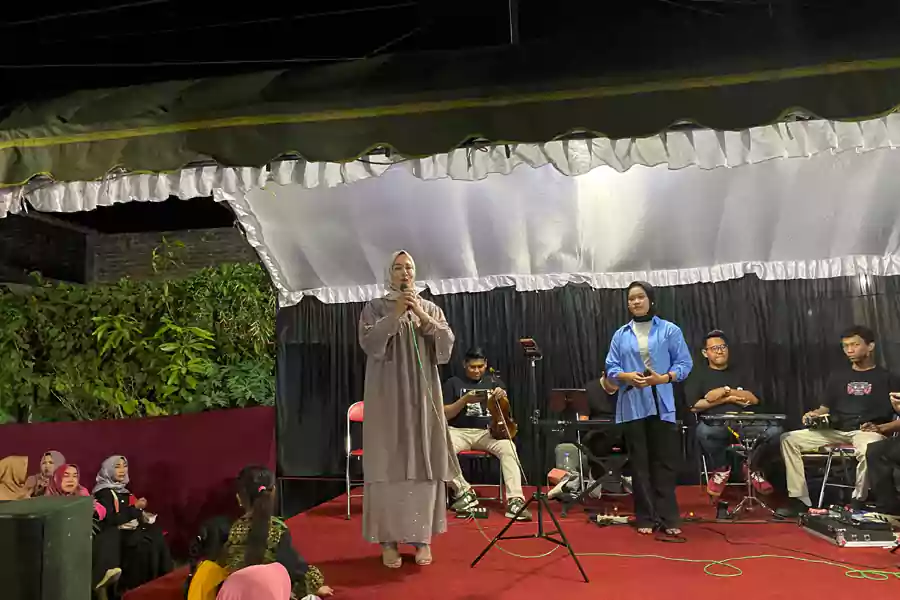 Hj Mistiani memberikan sambutan saat acara tasyakuran.