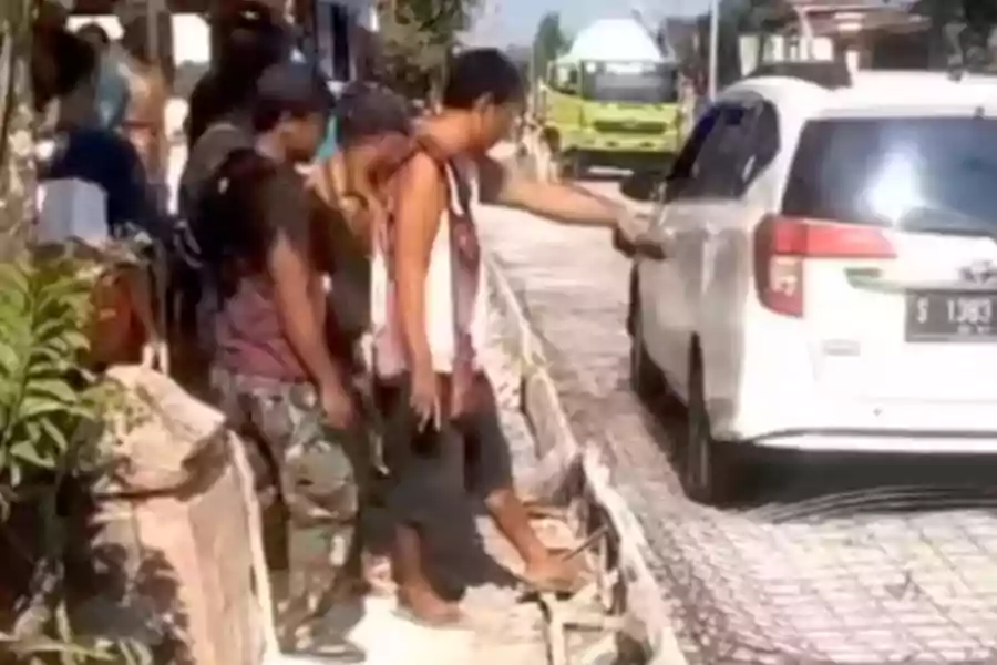 Tangkapan layar viral sebuah mobil terperosok di jalan Parengan-Tuban.