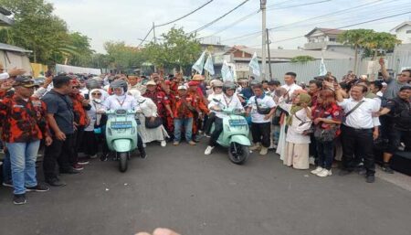 Khofifah Emil Kompak Naik Motor Listrik Saat Daftar ke KPU Jatim, Ini Alasannya! Khofifah dan Emil mengendarai sepeda motor listrik ke KPU Jatim.