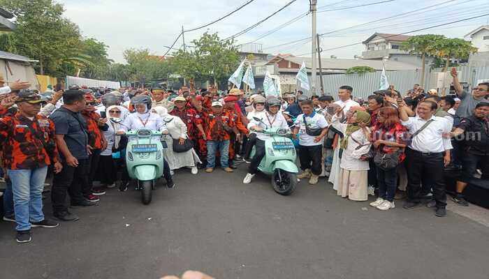 Khofifah dan Emil mengendarai sepeda motor listrik ke KPU Jatim.