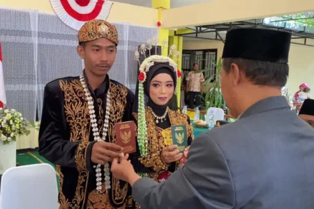Nikah Massal Meriahkan HUT RI ke-79 di Semanding Tuban foto berita jatim