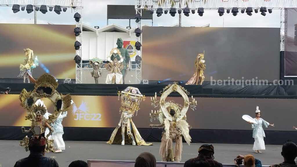 Versailles, Mengenang Inspirasi Pionir JFC Dynand Fariz