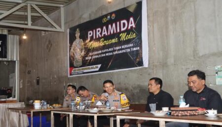 Kapolres Tuban bersama awak media melaksanakan Piramida.