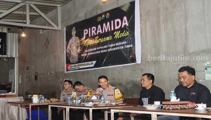 Kapolres Tuban bersama awak media melaksanakan Piramida.
