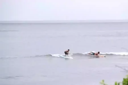 5 Surga Pantai Ada di Banyuwangi, Nyesal Kalau Belum Pernah ke Sini Dua wisatawan saat mencoba berselancar di Pantai G-Land, Alas Purwo, Banyuwangi. (Rindi/Beritajatim.com)