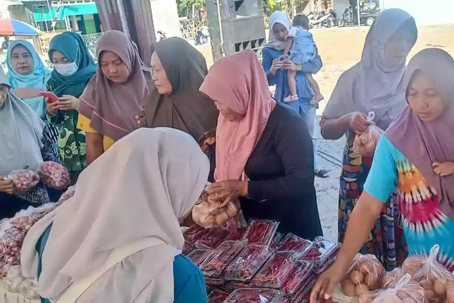 Warga Desa Dermolemahbang, Kecamatan Sarirejo, menyerbu Gerakan Pangan Murah (GPM), yang digelar Dinas Ketahanan Pangan dan Pertanian (DKPP) Kabupaten Lamongan, Kamis (15/8/2024).