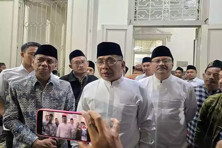 Ketum PBNU, Gus Yahya saat memberikan keterangan kepada media di Kantor PCNU Kota Surabaya