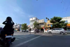 Pejalan kaki di Kawasan Kayutangan saat memanfaatkan rambu pelican cross.