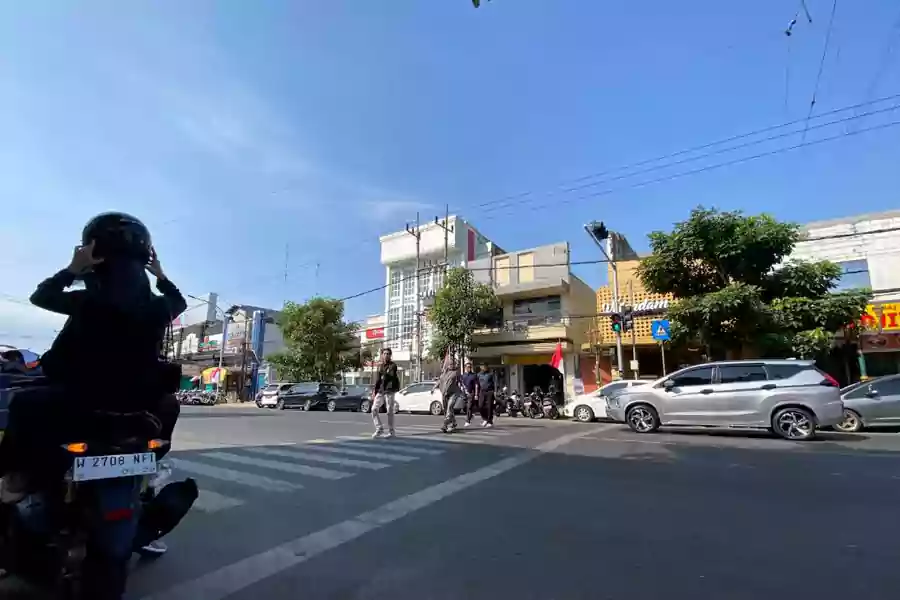 Pejalan kaki di Kawasan Kayutangan saat memanfaatkan rambu pelican cross.