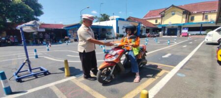 Anggota Satlantas Polres Blitar menggunakan pakaian pahlawan, Jumat (16/8/2024). (foto : Winanto/beritajatim.com)