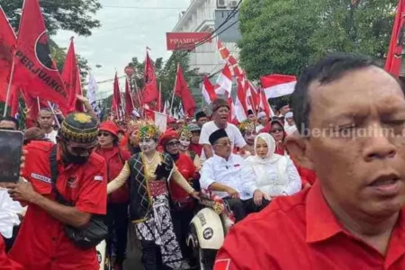 Ribuan Simpatisan Kawal Pendaftaran Eri Cahyadi-Armuji ke KPU Surabaya foto berita jatim