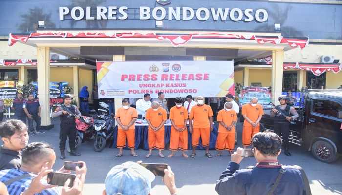 Sejumlah tersangka kasus narkoba, pencurian dan penipuan digelandang di Mapolres Bondowoso, Kamis (29/8/2024). (Humas Polres Bondowoso)