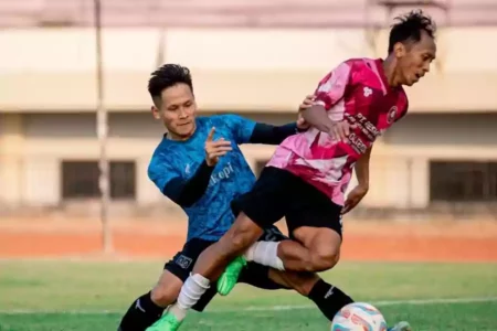 Aksi pemain Persela Lamongan, dalam laga uji coba melawan Persiku Kudus, di Stadion Tuban Sport Center, Kamis (29/8/2024).