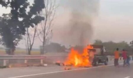 Mobil Pikap Muat Perangkat Tower Terbakar di Tol Jombang-Mojokerto foto beritajatim