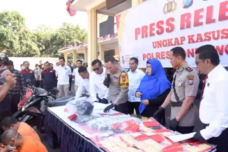 Beli Pistol Revolver Buatan Amerika Via Online, Pemuda Bondowoso Ditangkap Barang bukti Senpi Revolver beserta amunisi diamankan Satreskrim Polres Bondowoso. (Humas/Beritajatim.com)