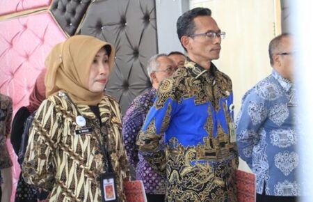 Buntut Video Mesra Oknum Pejabat Jombang, Kepala Disdikbud dan Sekdin Dicopot dari Jabatannya foto beritajatim