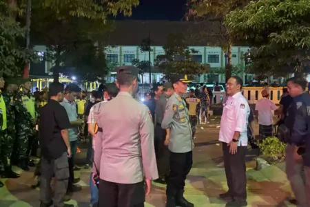 Personel dari Polres Tuban saat pengamanan di kantor KPU Tuban. [foto: Diah Ayu/beritajatim.com]