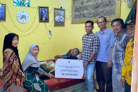 KPU Tuban saat memberikan santunan kepada salah satu PPS Widang yang mengalami kecelakaan.