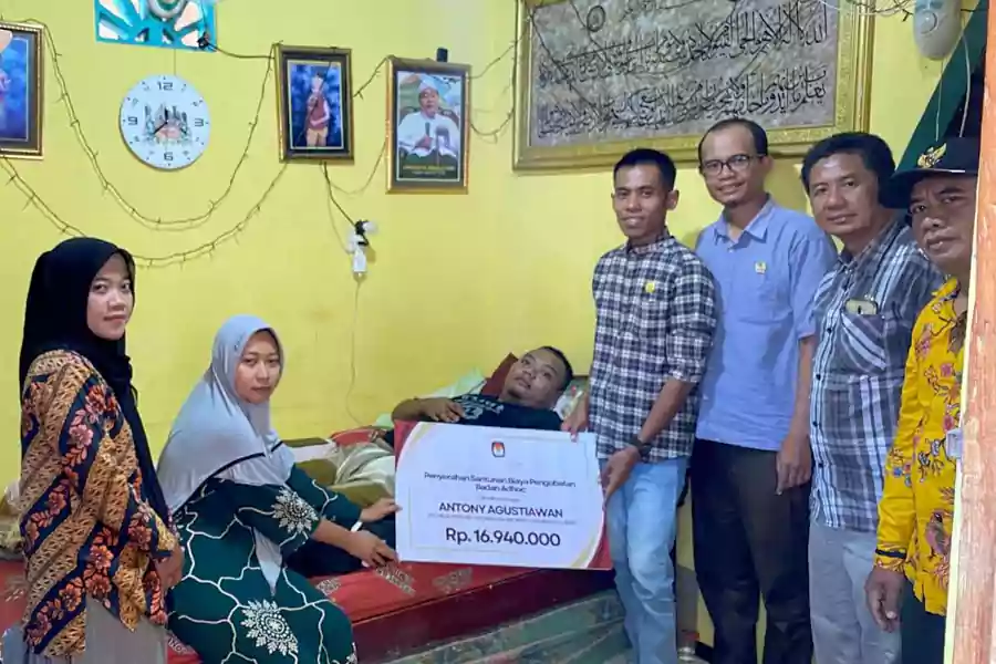 KPU Tuban saat memberikan santunan kepada salah satu PPS Widang yang mengalami kecelakaan.