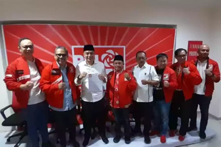 DPD PSI Surabaya menyerahkan surat dukungan kepada bakal calon wali kota dan wakil wali kota Surabaya Eri Cahyadi-Armuji (Foto oleh Ade Mas Rio/Beritajatim.com)