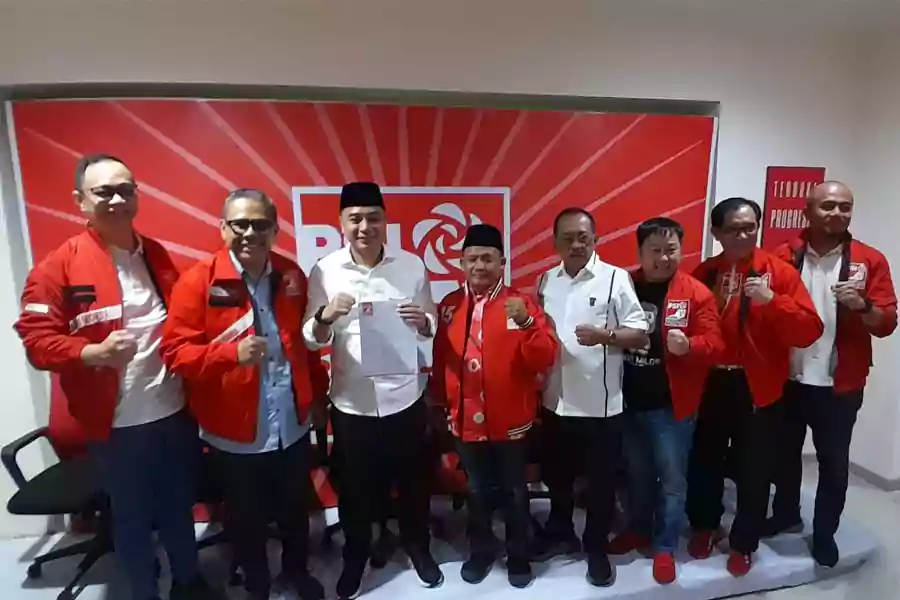 DPD PSI Surabaya menyerahkan surat dukungan kepada bakal calon wali kota dan wakil wali kota Surabaya Eri Cahyadi-Armuji (Foto oleh Ade Mas Rio/Beritajatim.com)