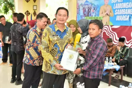 Bupati Lamongan, Yuhronur Efendi, menyerahkan sertifikat PTSL kepada masyarakat di Kecamatan Laren dan Maduran, Kamis (22/8/2024).