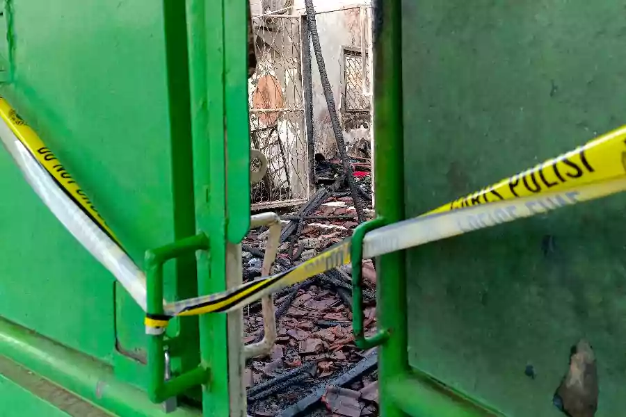 Puing Puing Kebakaran Rumah Tewaskan Lansia di Surabaya (Rama Indra/Beritajatim.com)