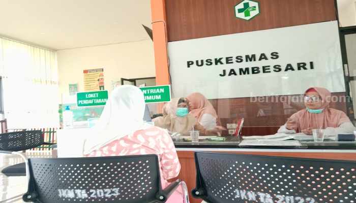 Suasana pelayanan Puskesmas Jambesari Darusholah Bondowoso kepada pasiennya. (Deni Ahmad Wijaya/Berita Jatim)