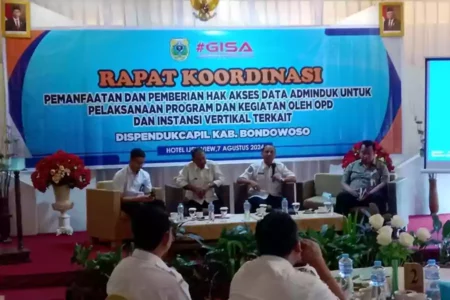 Rakor Dispendukcapil Bondowoso dengan para operator desa dan kecamatan di Hotel Ijen View, Kelurahan Tamansari, Kecamatan/Kabupaten Bondowoso, Rabu (7/8/2024). (Deni Ahmad Wijaya/Berita Jatim)