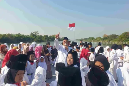 Warga Randuboto Gresik Nyanyikan Indonesia Raya di Kapal dari Anggaran Desa foto berita jatim