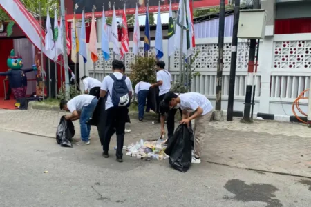 Relawan KIP Muda Bersih-bersih Sampah di KPU Jatim Foto berita jatim