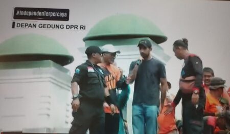 Reza Rahadian Ikut Unjuk Rasa Kawal Putusan MK, Netizen Risih Emak Emak Maksa Foto Bareng Reza Rahadian saat orasi (Tangkapan Layar YouTube)