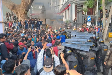 Ricuh Demonstrasi Indonesia Darurat Kepung DPRD Kota Malang foto berita jatim