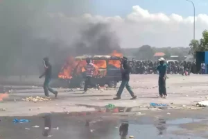 Simulasi Pilkada di Sampang Ricuh, Satu Unit Mobil Terbakar Satu unit mobil dibakar saat simulasi Pilkada 2024 di Pelabuhan Taddan, Sampang.