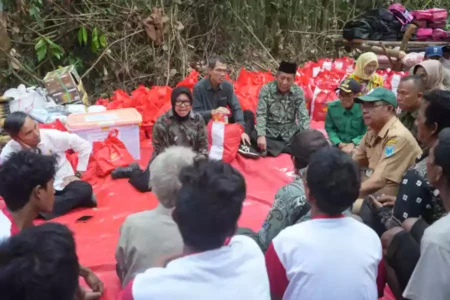 Mensos Tempuh Jalan Sulit untuk Salurkan Bantuan ke Suku Anak Dalam di Jambi Risma saat memberikan bantuan kepada Suku Anak Dalam (SAD) yang mendiami pedalaman hutan Desa Hajran, Kabupaten Batanghari, Provinsi Jambi.