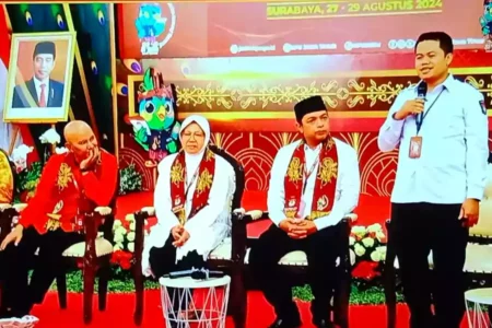 Sah! KPU Jatim Nyatakan Berkas Paslon Risma-Gus Hans Lengkap dan Diterima Tri Rismaharini-KH Zahrul Azhar Asumta (Gus Hans) saat mendaftar di KPU Jatim.