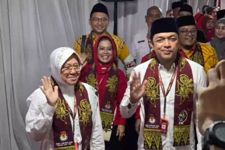 Risma-Gus Hans ‘Roadshow’ ke Sejumlah Pesantren di Jombang Hari Ini Tri Rismaharini-KH Zahrul Azhar Asumta (Gus Hans) saat mendaftar di KPU Jatim.