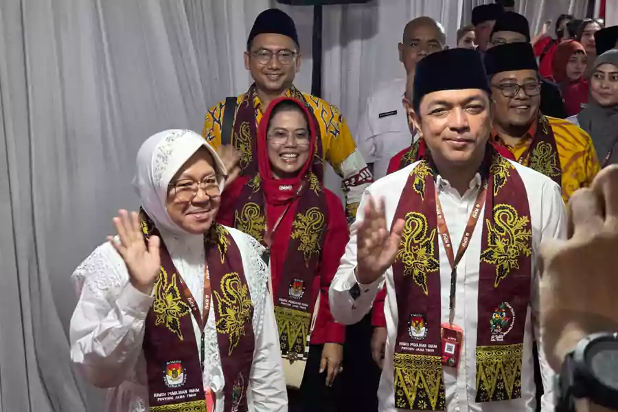 Tri Rismaharini-KH Zahrul Azhar Asumta (Gus Hans) saat mendaftar di KPU Jatim.