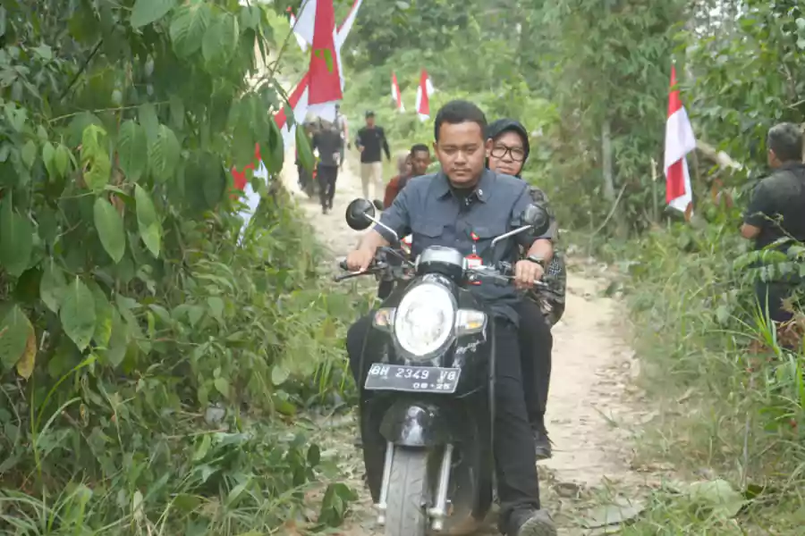 Tri Rismaharini saat menempuh perjalanan penuh tantangan.