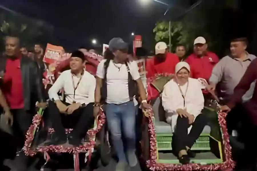 Potret acara kirab budaya mengawal pendaftaran Risma-Gus Hans ke KPU Jawa Timur, Kamis (29/8/2024).