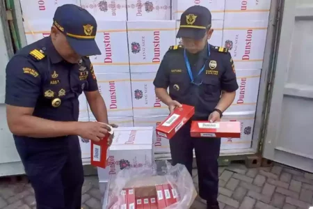 Bea Cukai Sita 16 Kontainer Rokok Ilegal dari Uni Emirat Arab, Negara Rugi Rp217 Miliar Tumpukan Rokok Ilegal dari Uni Emirat Arab Diamankan Bea Cukai Pelabuhan Tanjung Perak Surabaya (Rama Indra/Beritajatim.com)