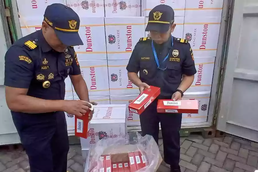 Tumpukan Rokok Ilegal dari Uni Emirat Arab Diamankan Bea Cukai Pelabuhan Tanjung Perak Surabaya (Rama Indra/Beritajatim.com)