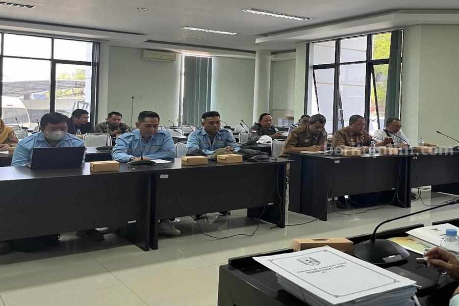 RSUD dr. R Koesma Tuban saat menyampaikan perkembangan pembangunan gedung IPIT ke DPRD Tuban [foto: Diah Ayu/beritajatim.com]