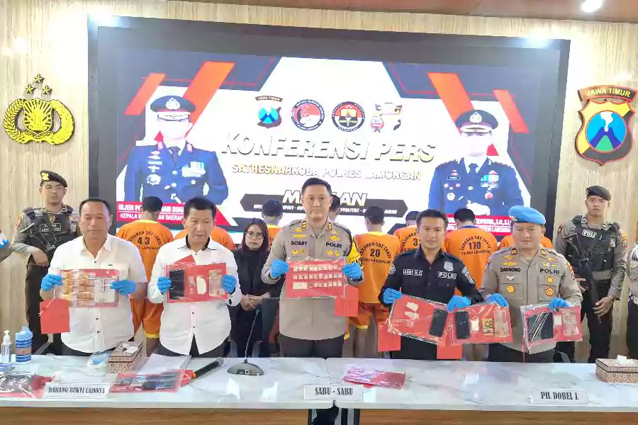 Kapolres Lamongan AKBP Bobby Condroputra, didampingi Kasat Resnarkoba AKP Karyawan Hadi, merilis pengungkapan kasus peredaran narkotika, di Mapolres Lamongan, Selasa (13/8/2024).