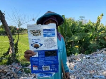 Seorang pemilah sampah di Desa Wirobiting Kabupaten Sidoarjo menemukan sampah plastik yang berasal dari Australia (Foto: Ecoton)