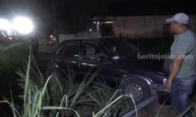 Kendarai Mobil Sedan, Pemuda Mabuk di Jombang Tabrak Warung dan Motor foto beritajatim