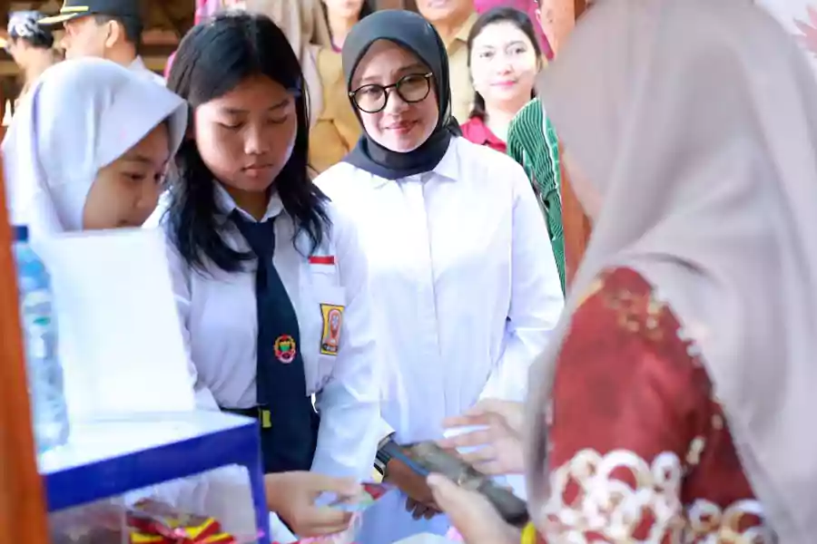 Bupati Ipuk Fiestiandani saat launching Program E-Saku di SMPN 1 Banyuwangi.